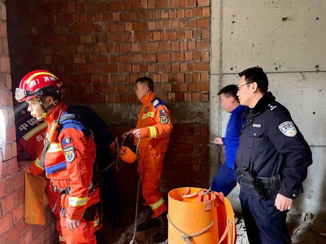 惊险！6岁男童不慎坠井民警消防紧急破墙……(图1)