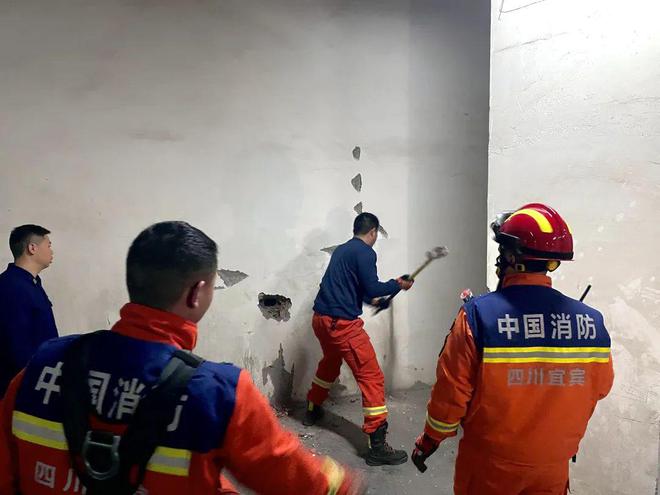 惊险！6岁男童不慎坠井民警消防紧急破墙……(图2)