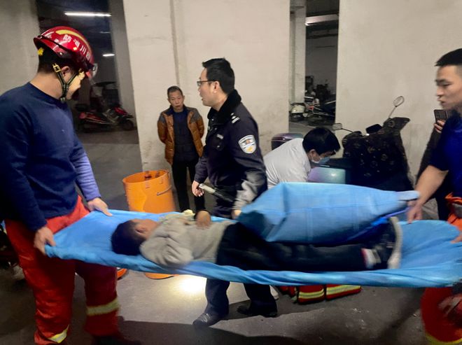 惊险！6岁男童不慎坠井民警消防紧急破墙……(图5)