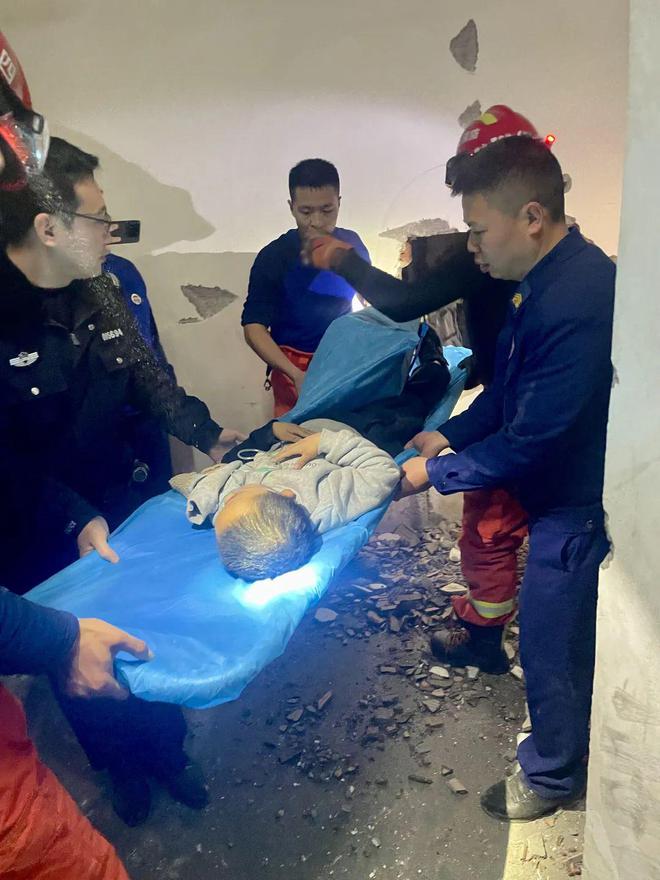 惊险！6岁男童不慎坠井民警消防紧急破墙……(图4)