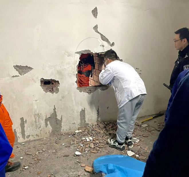 惊险！6岁男童不慎坠井民警消防紧急破墙……(图3)