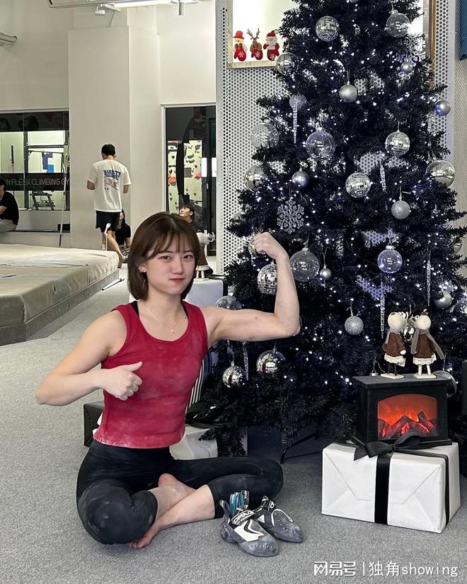 室内攀岩时尚指南：红背心与黑裤子组合超抢眼！