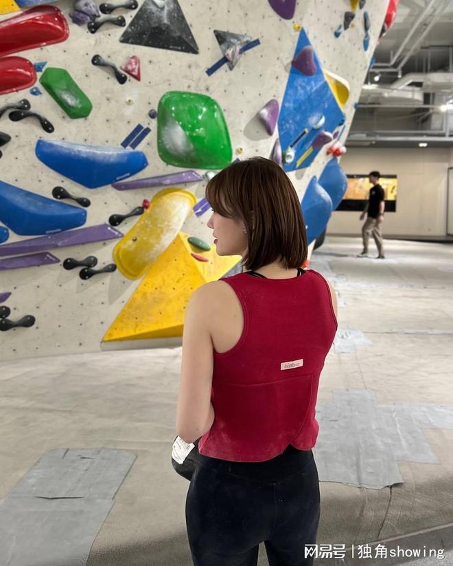 室内攀岩时尚指南：红背心与黑裤子组合超抢眼！(图2)
