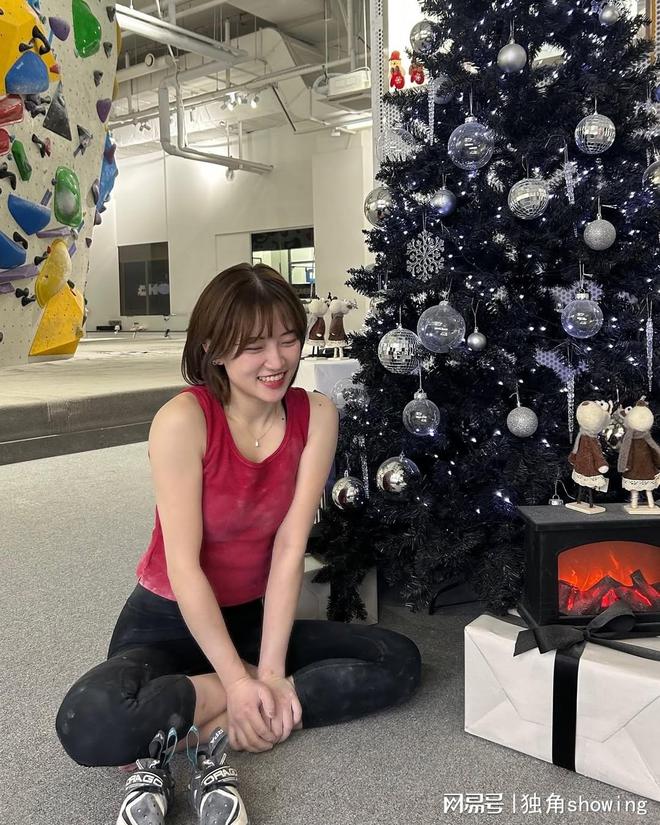 室内攀岩时尚指南：红背心与黑裤子组合超抢眼！(图4)