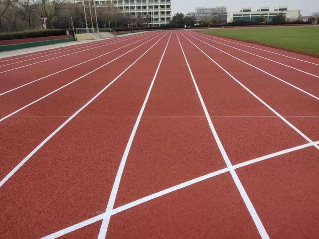 塑胶跑道标准丨如何选择适合的塑胶跑道？