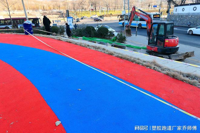 混合型塑胶跑道面层：构造、特点与施工全解析