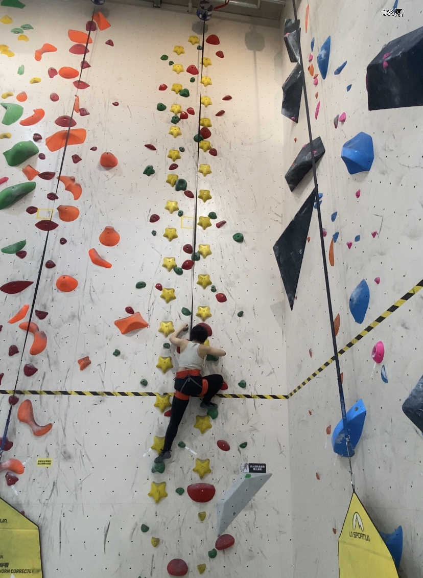 绝了攀岩人都挂在墙上玩「推理」？