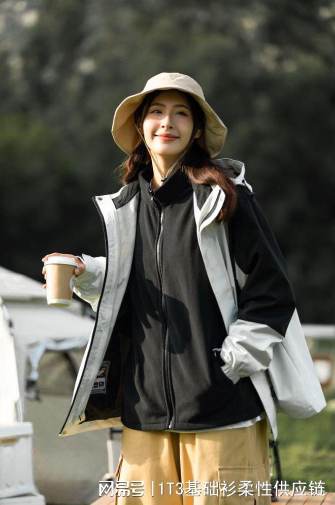 三合一冲锋衣：冬季冒险者的不二选择