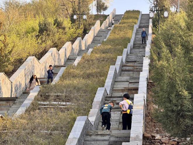 网红大滑梯、攀岩墙！京西这个郊野大公园人少景美还免费！(图3)