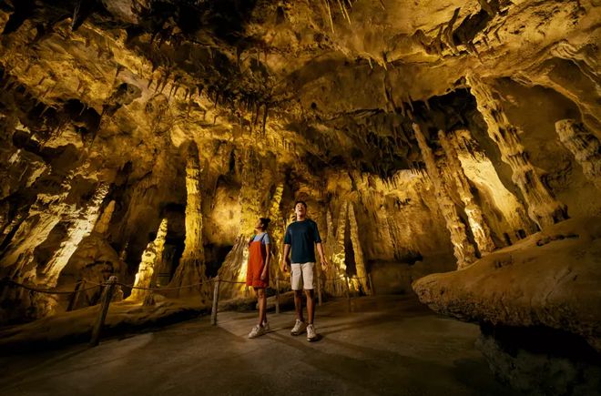 实拍曝光！新加坡极其罕见的洞穴攀岩！(图1)