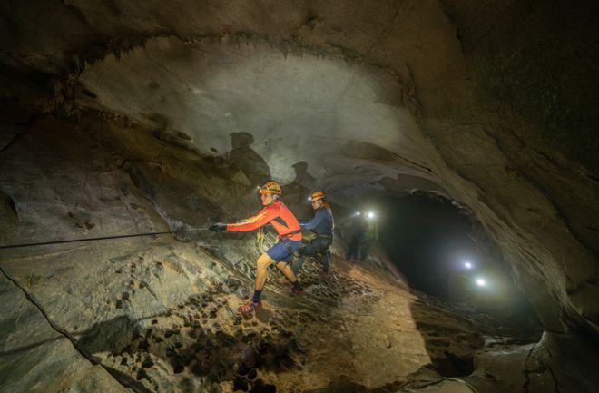 实拍曝光！新加坡极其罕见的洞穴攀岩！(图10)