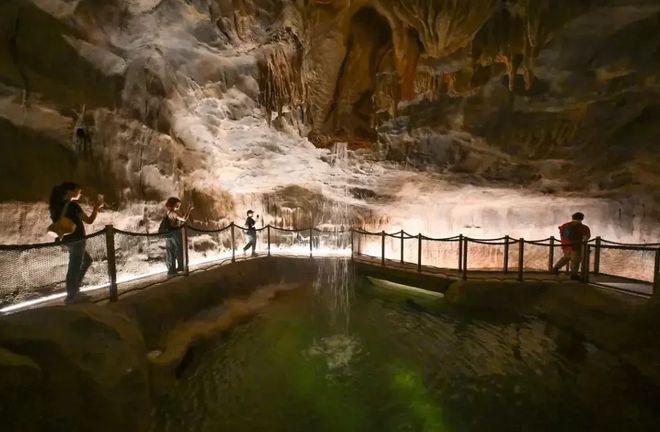 实拍曝光！新加坡极其罕见的洞穴攀岩！(图2)