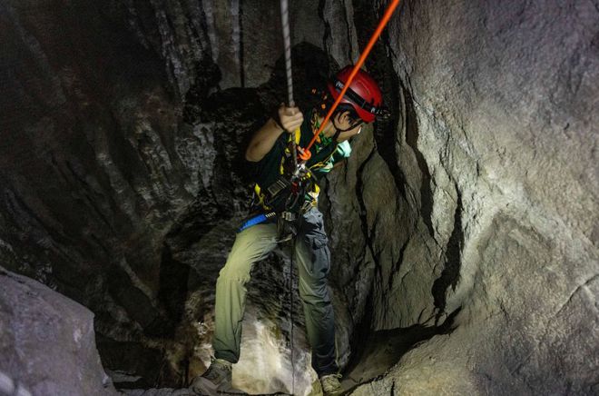 实拍曝光！新加坡极其罕见的洞穴攀岩！(图8)