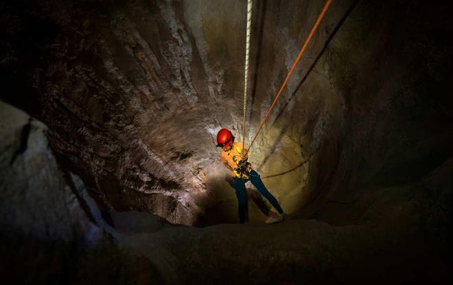 实拍曝光！新加坡极其罕见的洞穴攀岩！(图9)