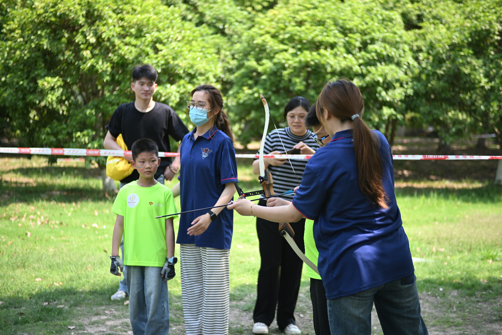 淮阴师范学院新传学院志愿者护航江苏广电2025小勇士越野障碍赛（淮安站）(图3)