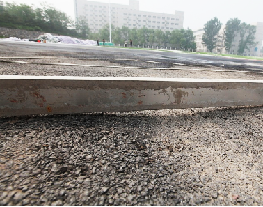 全塑型塑胶跑道施工(图1)