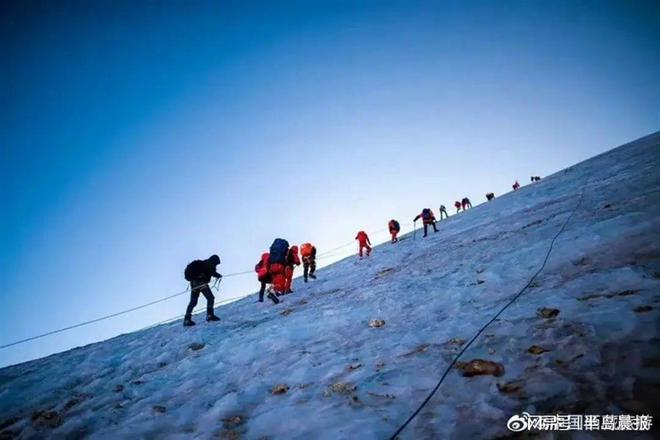 “已经下撤到雪山下吃完面还在玩手机突然就倒下了……”(图3)