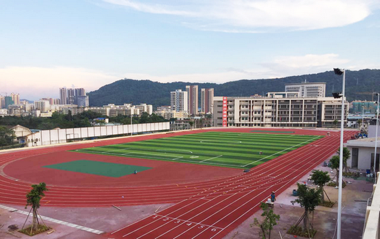 建造一个学校塑胶跑道每平米费用(图1)