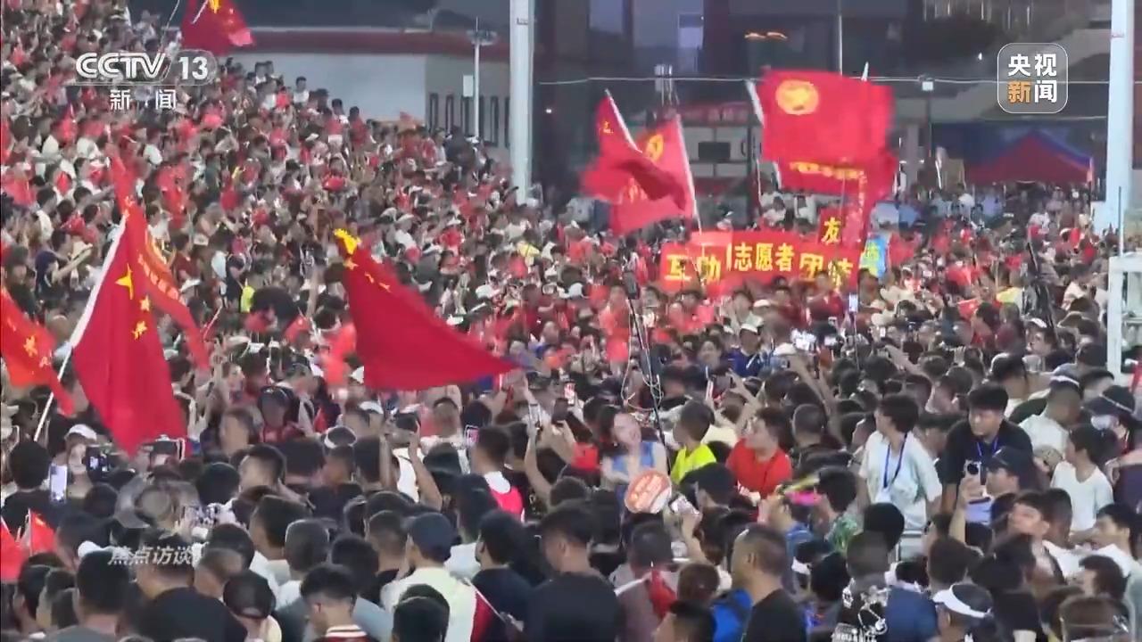 焦点访谈丨冲不垮的“村超”！球场的哨声是火热生活重启的声音(图2)