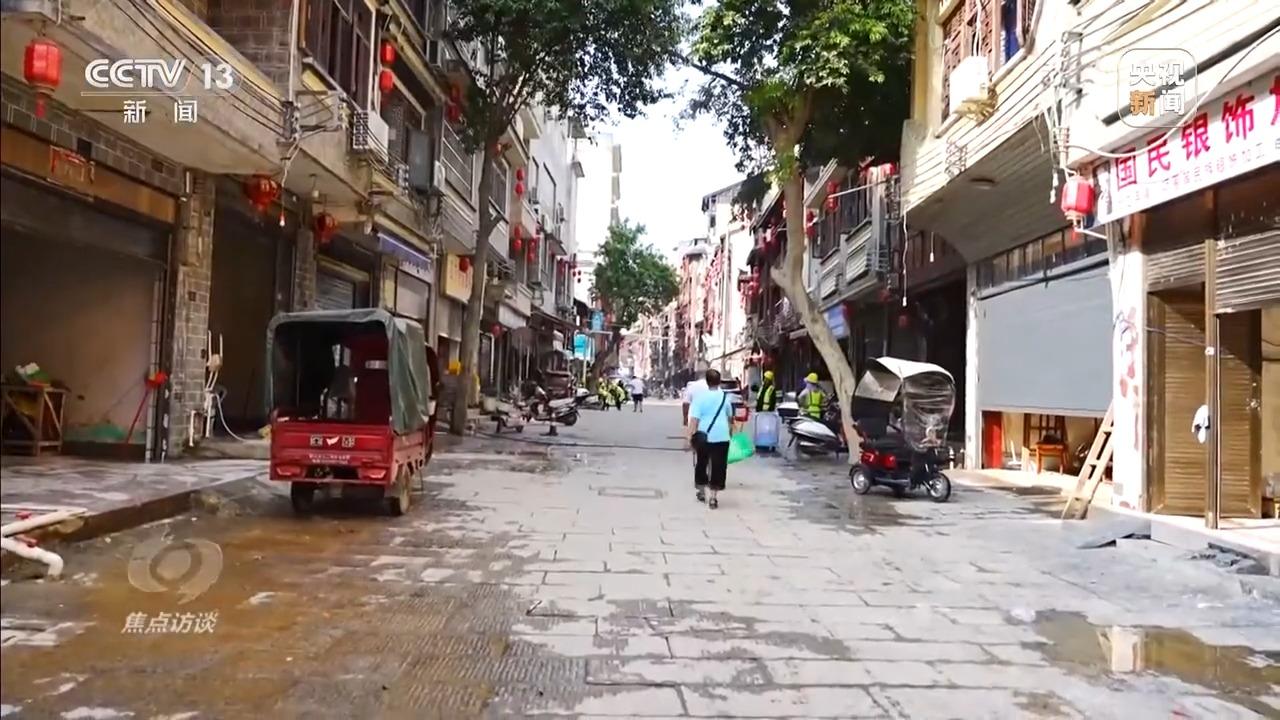 焦点访谈丨冲不垮的“村超”！球场的哨声是火热生活重启的声音(图3)
