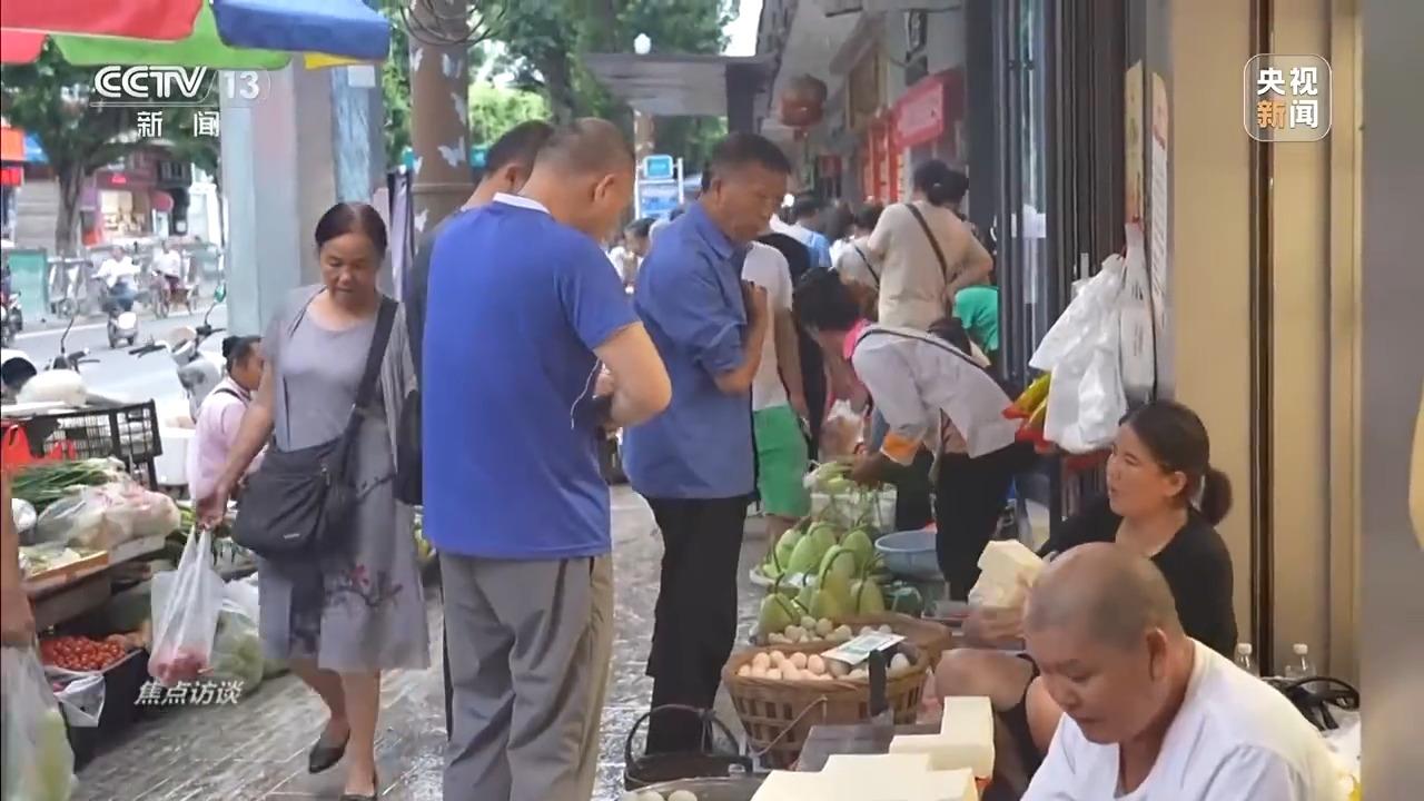 焦点访谈丨冲不垮的“村超”！球场的哨声是火热生活重启的声音(图4)