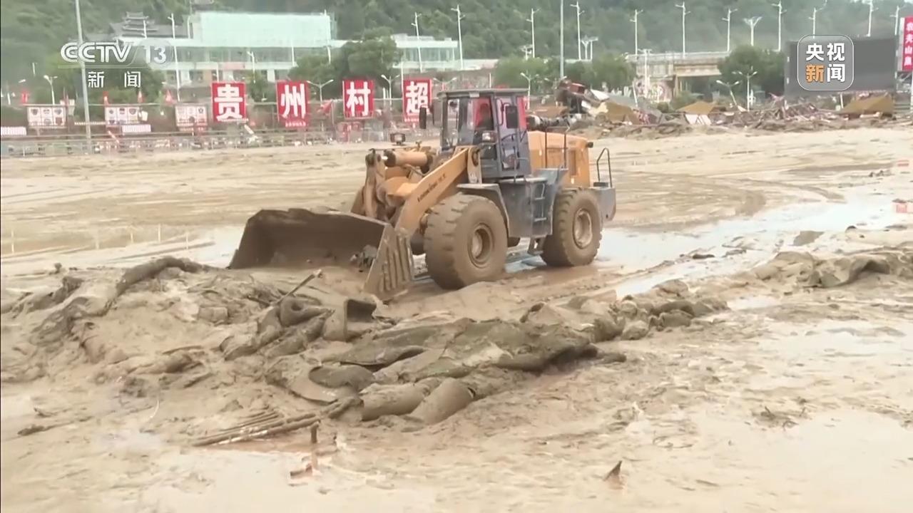 焦点访谈丨冲不垮的“村超”！球场的哨声是火热生活重启的声音(图8)