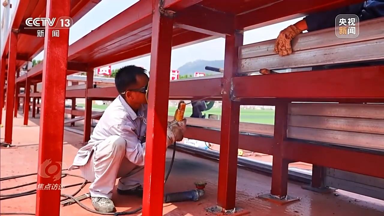焦点访谈丨冲不垮的“村超”！球场的哨声是火热生活重启的声音(图9)