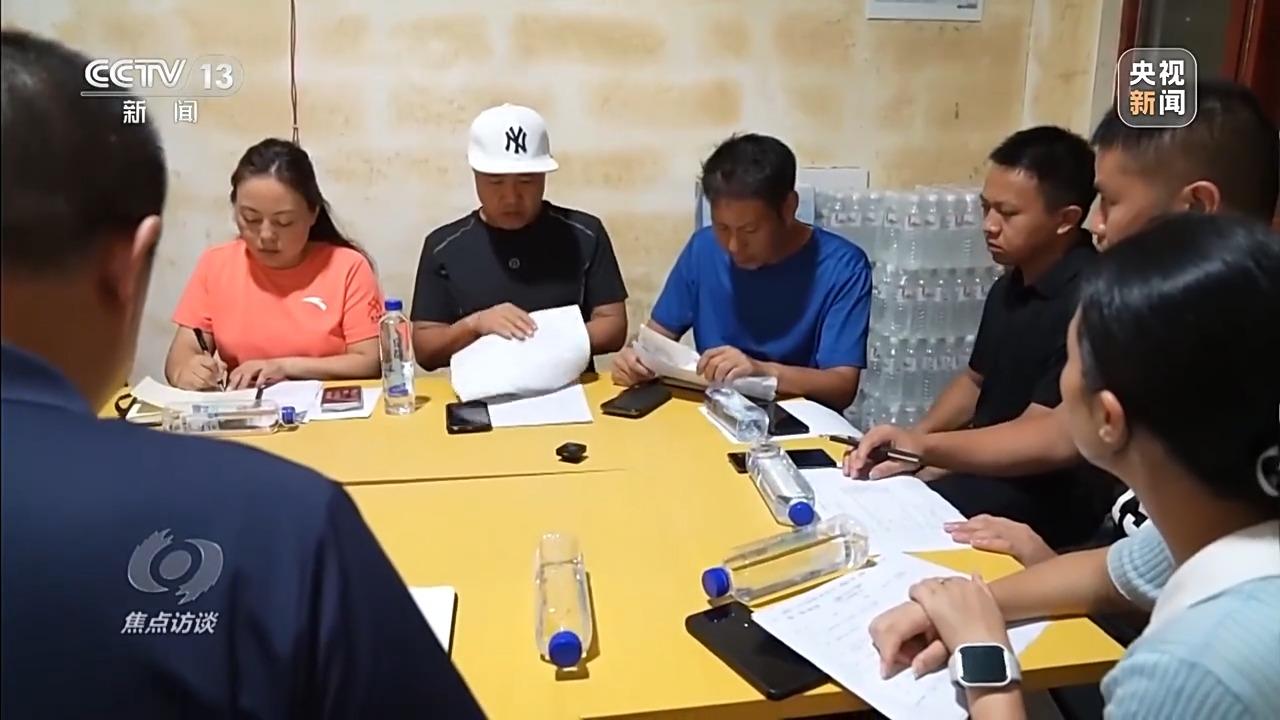 焦点访谈丨冲不垮的“村超”！球场的哨声是火热生活重启的声音(图11)