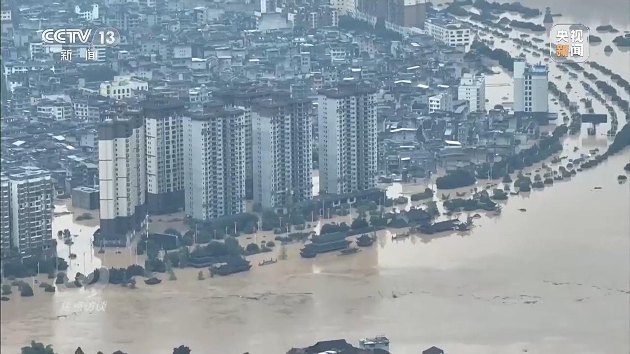 焦点访谈丨冲不垮的“村超”！球场的哨声是火热生活重启的声音(图12)