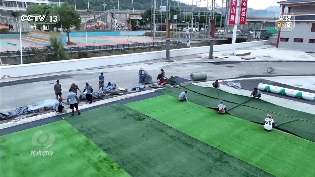 焦点访谈丨冲不垮的“村超”！球场的哨声是火热生活重启的声音(图15)