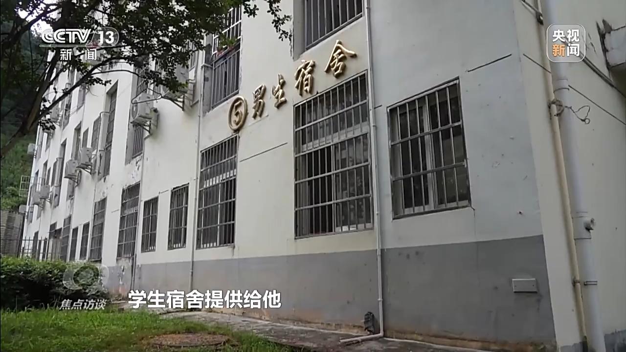 焦点访谈丨冲不垮的“村超”！球场的哨声是火热生活重启的声音(图17)