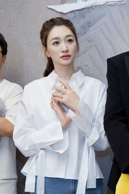 李小冉剪短发年轻了二十岁穿t恤配牛仔裤一点不像奔五的人(图5)