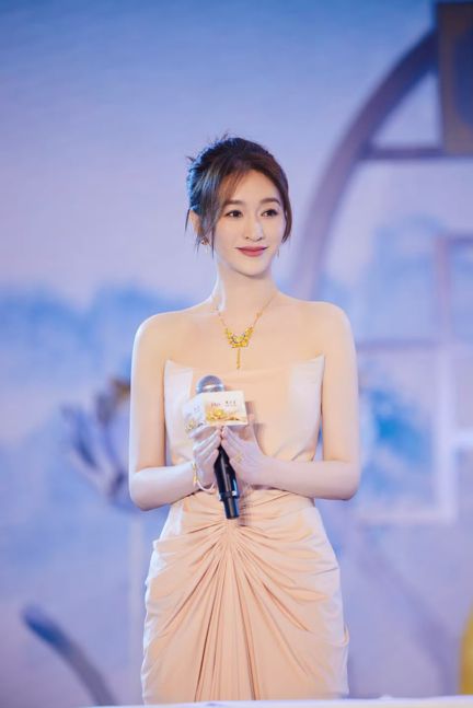 李小冉剪短发年轻了二十岁穿t恤配牛仔裤一点不像奔五的人(图9)