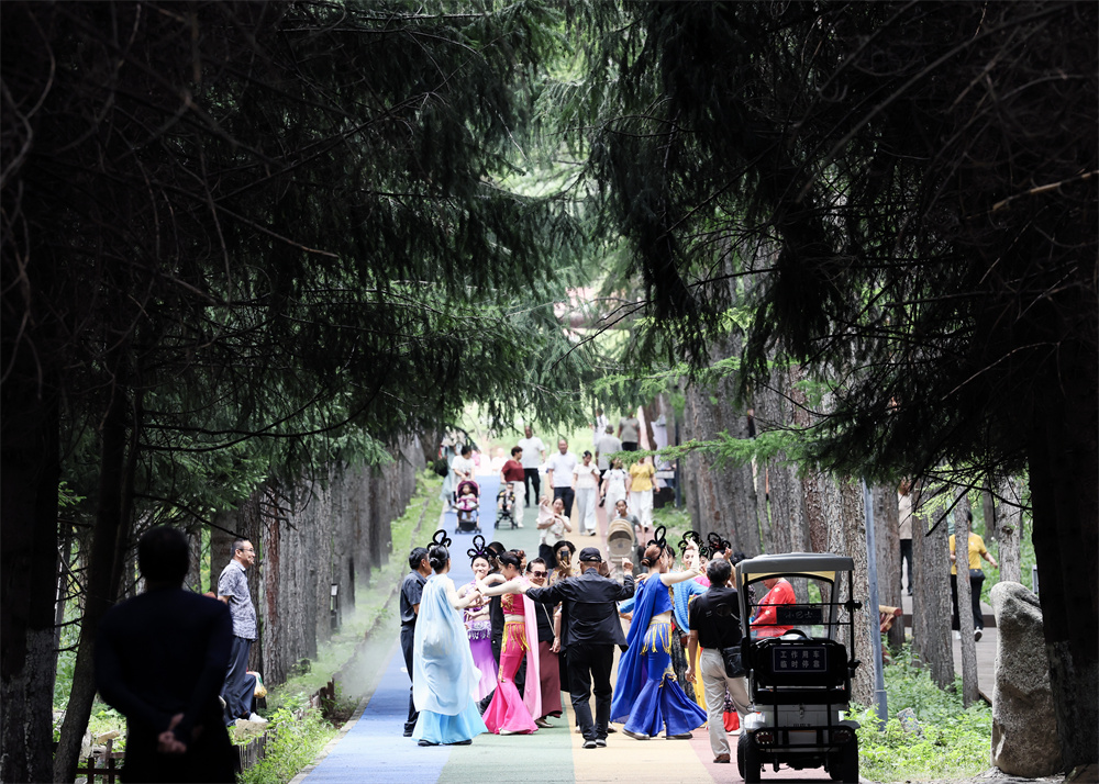 人气旺文旅热消费兴——中国暑期经济“热”力四射(图1)