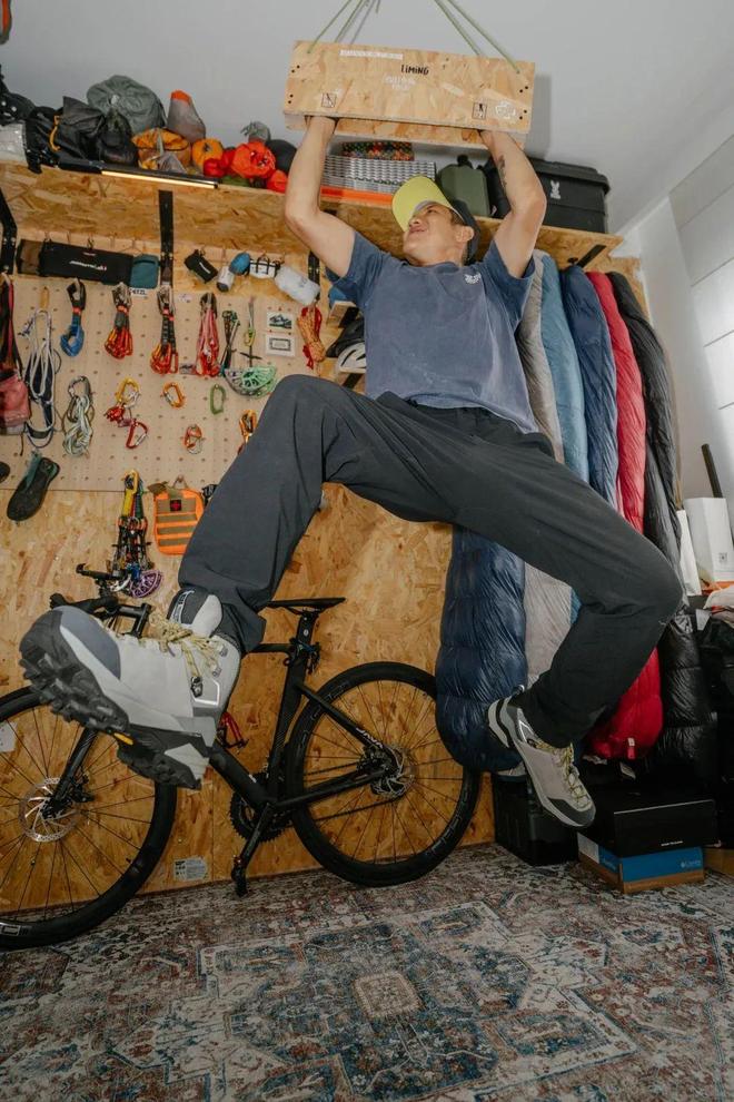 10㎡+3000块能做什么？他装下了攀岩训练墙、健身房和整个户外圈(图7)