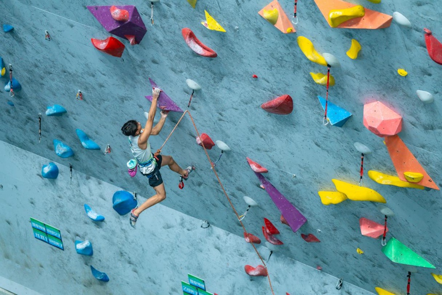 岩壁竞逐展风采青春聚力谱新篇(图1)