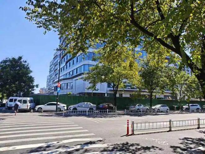 啥情况？杭州有市民在操场上跑着跑着居然出现三个洞