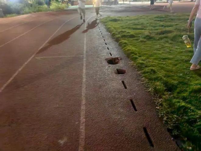 啥情况？杭州有市民在操场上跑着跑着居然出现三个洞(图2)