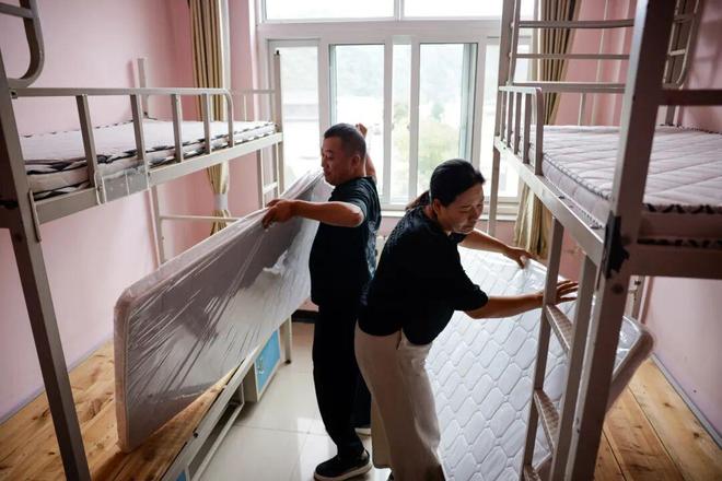 密云这所小学开学前保留洪水水位线！(图2)