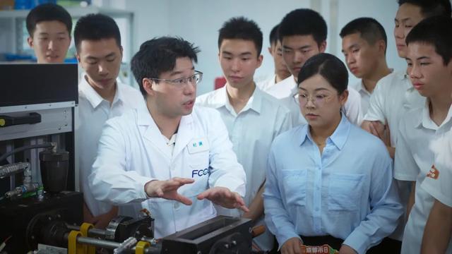 笃行青春路奋发筑脊梁丨成都市开学第一课开讲啦(图9)