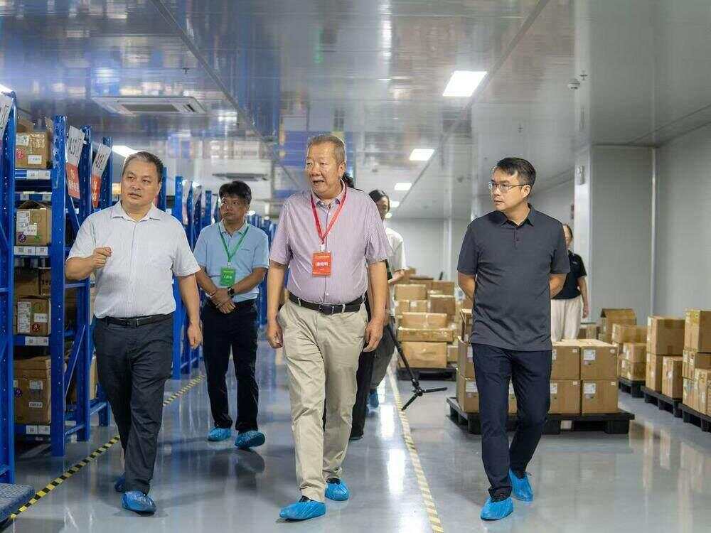 报告厅秒变“大型追星现场”粤东校园迎来“最强科普团”