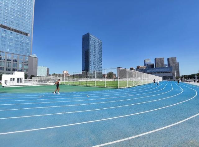 跑个步鞋“蓝”了！通州体育场回应：蓝色跑道将更换为红色(图3)