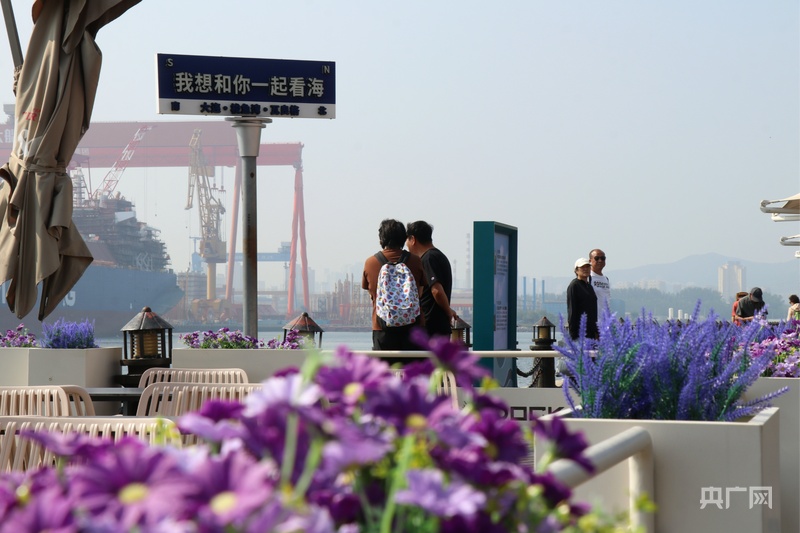 假期8“连”拍丨在这里跑出一条发光的“鱼”