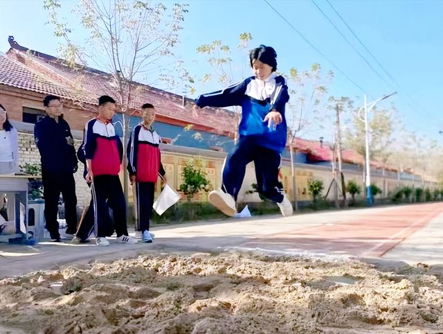 青春当“燃”赛场敢“闯”河北围场四合永中学2025年秋季运动会(图10)