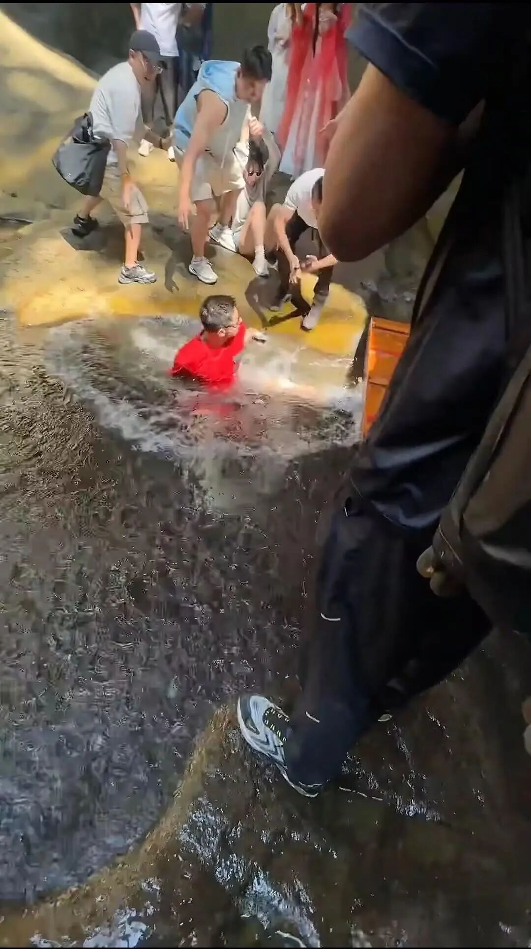 张继科回应：我是被踹下去的(图2)