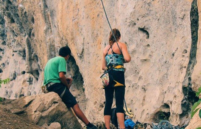 攀岩看技术技术靠装备玩攀岩这些器械不能少