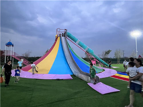 生动的火山攀岩打破了以往无动力设备的局限性(图2)