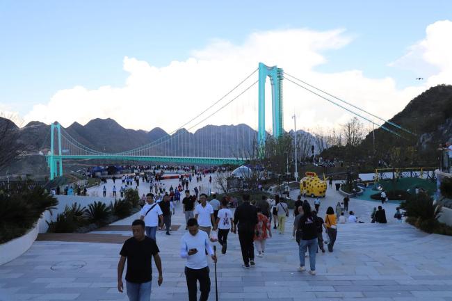 国庆假期世界第一高桥火了新地标引游客热潮(图1)