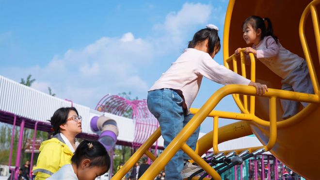 “这个新公园太好玩儿了！”