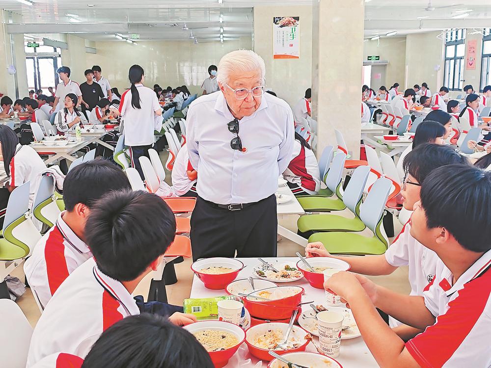 玉水长流润桑梓山海跨越灯长明——惠安荷山中学与三代侨胞的不了缘(图2)